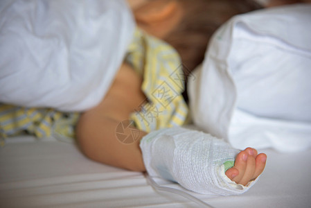 生病的小男孩手和医院床上的盐碱静图片