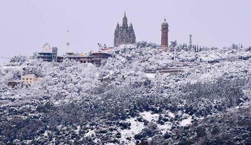 冬至雪景巴塞罗那Collserola山的雪背景
