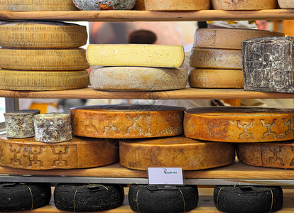 在意大利北部布拉国际乳酪节的摊位上图片