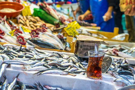 在伊斯坦布尔街头市场销售新鲜鱼在图片