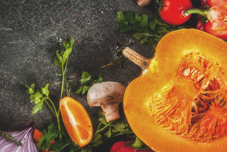 传统秋季原料包括蔬菜南瓜蘑菇新鲜草药香料图片