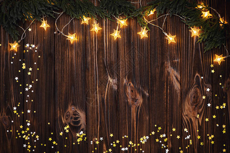 圣诞园林灯光金星和木制生锈背景的圆形树枝图片