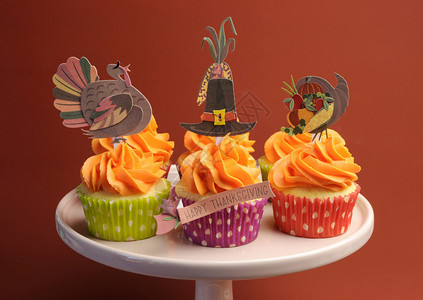感恩节快乐用火鸡朝圣帽子和玉米塔在蛋糕摊子上装饰的蛋糕背景图片