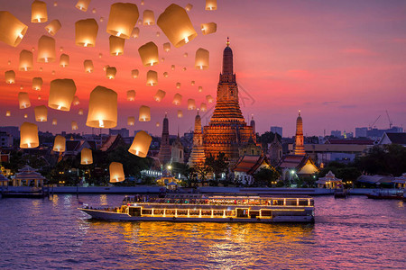 泰国曼谷市loykrathong节下的黎明寺和夜间游轮和yeepen图片