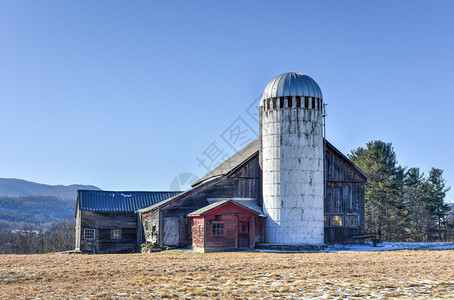 谷仓大楼在佛蒙特州的一个农图片