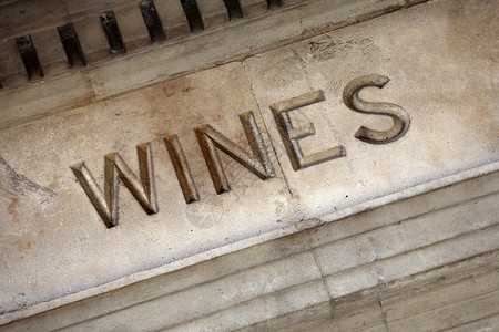 古老的葡萄酒标志刻在酒窖图片