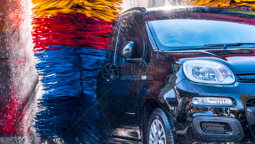 汽车通过自动洗车机图片