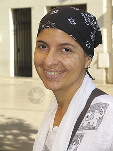 一名身戴围巾的癌症病人以图片