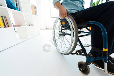 坐在办公室轮椅上的肢体残疾商人图片