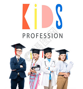 身着不同职业服装的学童和白色隔离的毕业帽图片
