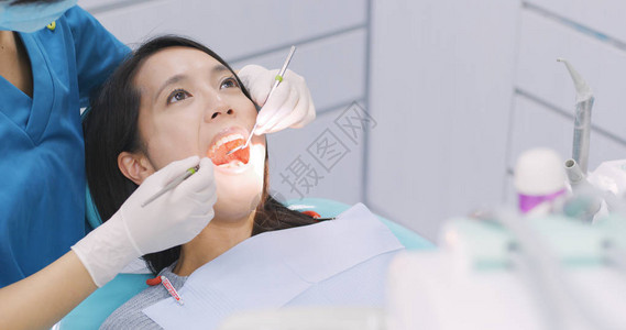 医生给病人做牙齿检查图片