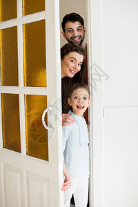 在家看门外的幸福家庭的肖像图片