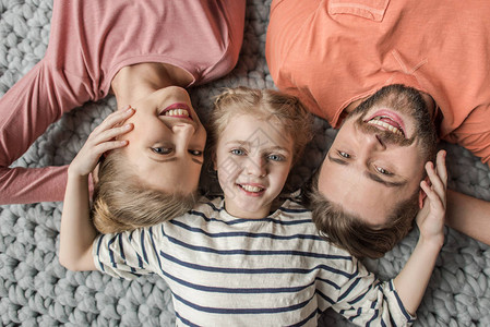幸福家庭最美的一景有一个孩子躺背景图片