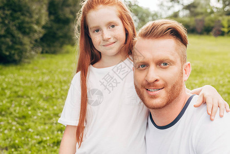 快乐的红发父亲和女儿在图片