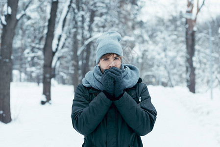 年轻人在雪地公园散步时热身的肖像图片