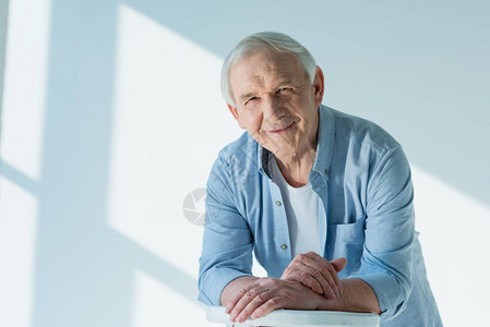 穿着白色休闲衬衫的微笑老人的肖像图片