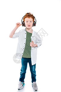 小红发小红头发快乐的男孩听音乐用耳机图片