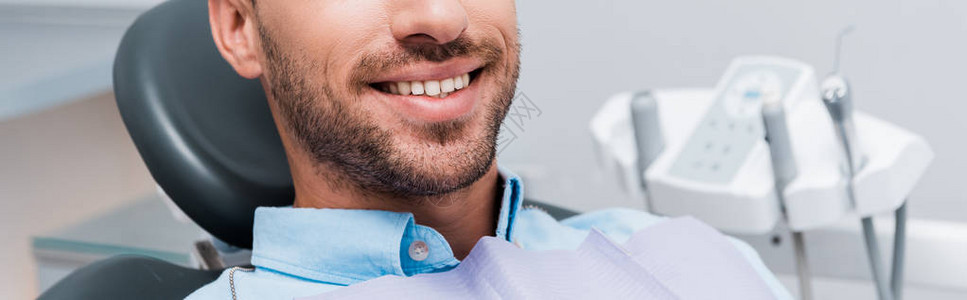 病人在牙科诊所笑背景图片