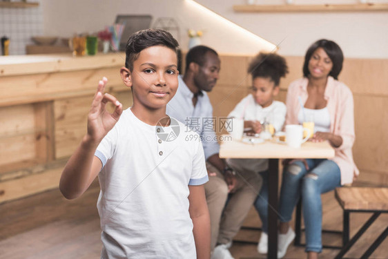 非裔美籍男孩带着家庭在背景上模糊不图片