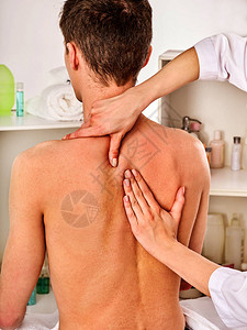 在spa沙龙为女提供肩颈按摩医生在康复中心做颈部治疗在诊图片