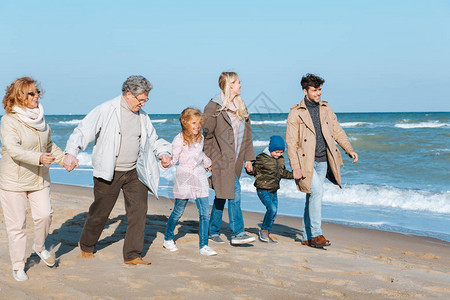 多代人大家庭大家族在海滨一起背景图片