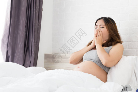 昏欲睡的亚洲孕妇在家图片