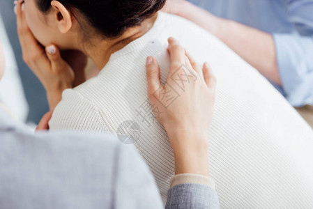 女在治疗会议中安慰另一名女背景图片