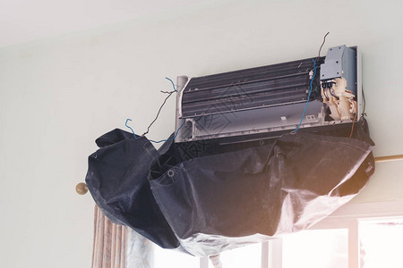 技术员在房子里清洗空调AC或AC是固定的或维护的房间内空调设备的电背景图片