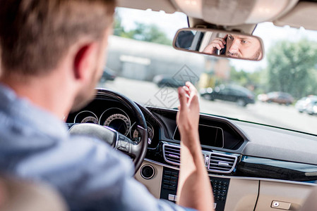 驾驶车时用智能手机说话的年图片