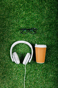 头耳机眼镜和咖啡的顶部视图图片