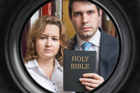 耶和华见证人在门后看圣经图片