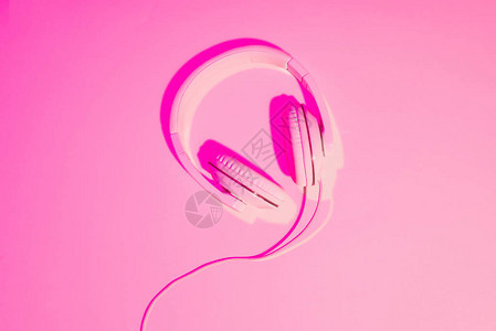粉红背景上的耳机图片
