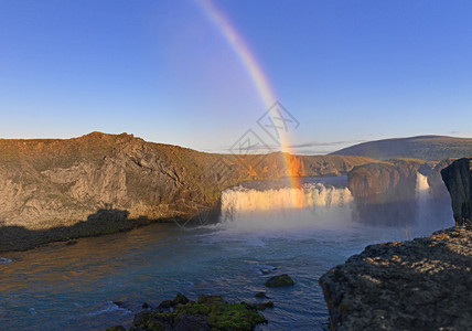 彩虹横渡瀑布的图片闪亮和带图片