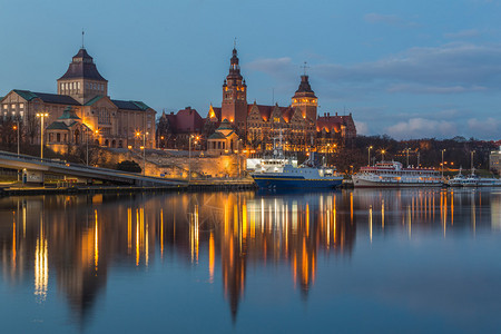 Szczecin市的景色在夜晚图片