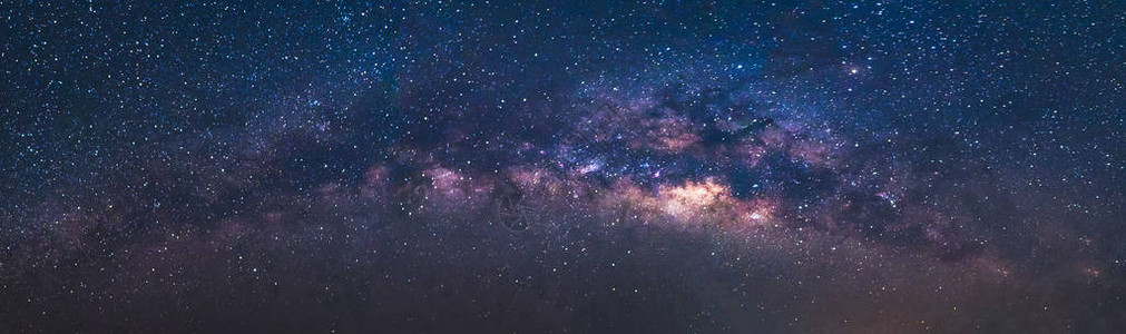 全景视图宇宙空间拍摄的银河系与夜空背景上的星银河系是包含我们图片