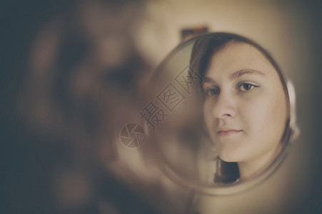 女孩照镜子背景图片