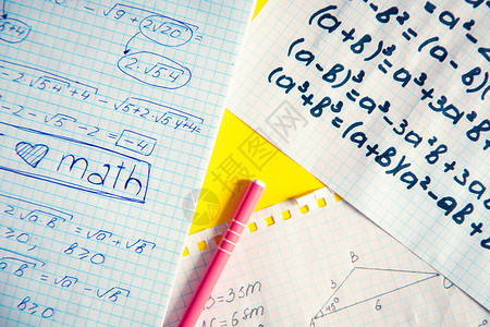 家庭学校数学概念带有数学公式的记事本在冠状大流行期间研究检疫中的数学数学计算数学问题算术公式背景图片