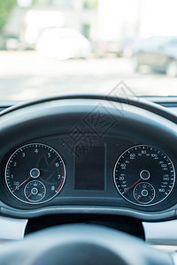 黑色速度计和驾驶车方向盘图片