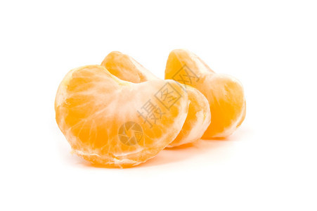 白桌上的橘子片小叶图片