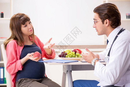 孕妇到访医生讨论图片