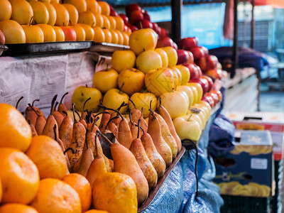 在街头市场上对有安排的水果图片