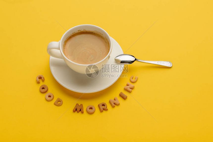 一杯新鲜热咖啡和早安题词的特写视图图片