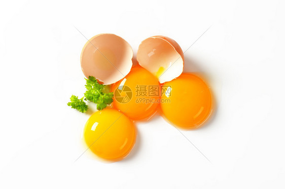 三个鲜蛋黄和空蛋壳图片
