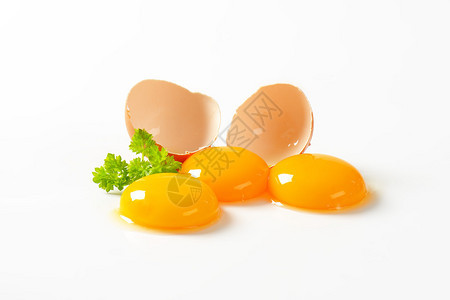 三个鲜蛋黄和空蛋壳图片