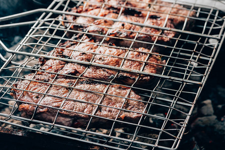 在烤架上烹饪美味多汁的肉特写视图图片