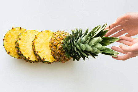 用切片新鲜菠萝孤立在白色图片