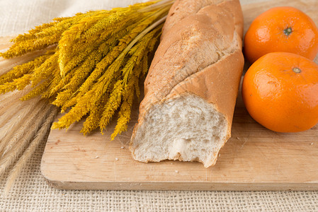面包板上法国面包袋式面包背景图片