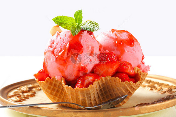 冰淇淋和新鲜草莓图片