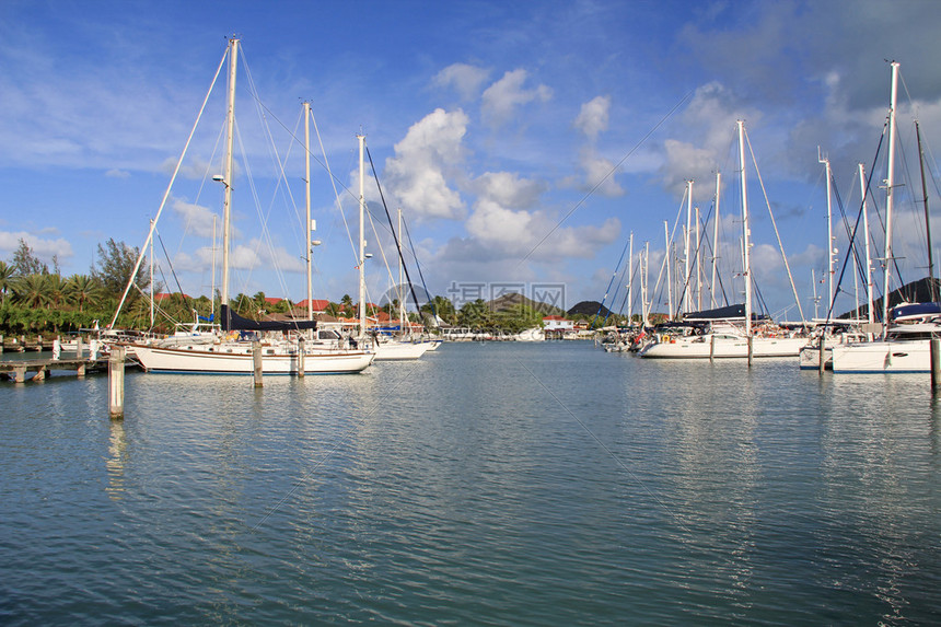 游艇停靠在安提瓜和巴布达西印度群岛加勒比小安的列斯群岛图片
