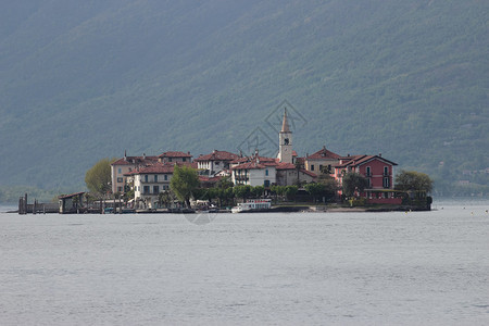 Maggiore湖和具有阿尔卑斯山背景的渔民岛图片